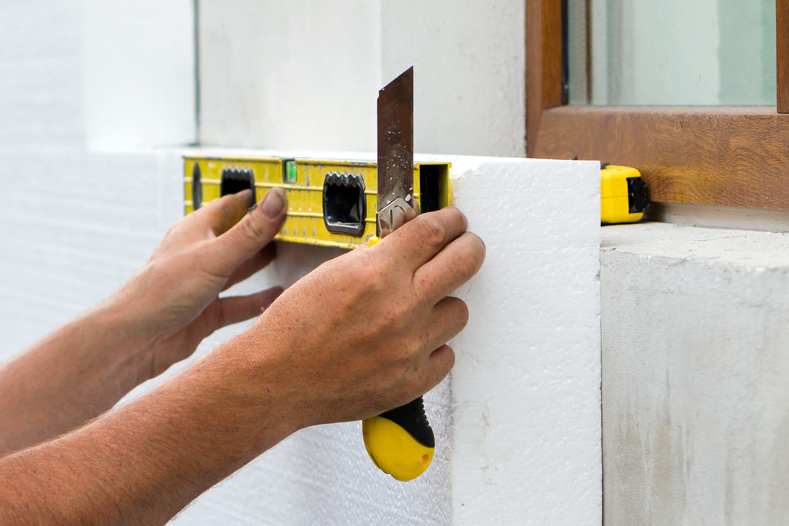 Isolation extérieure avec niveau à bulle jaune