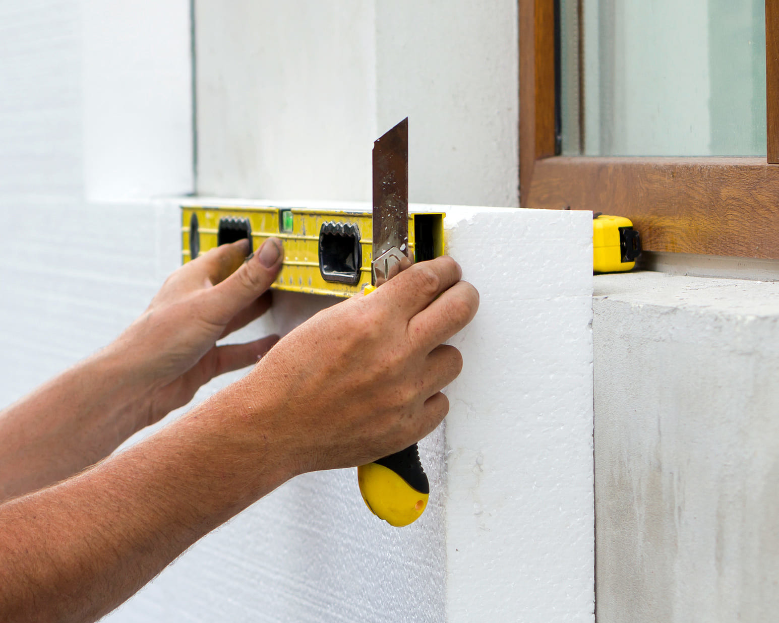 Isolation extérieure avec niveau à bulle jaune