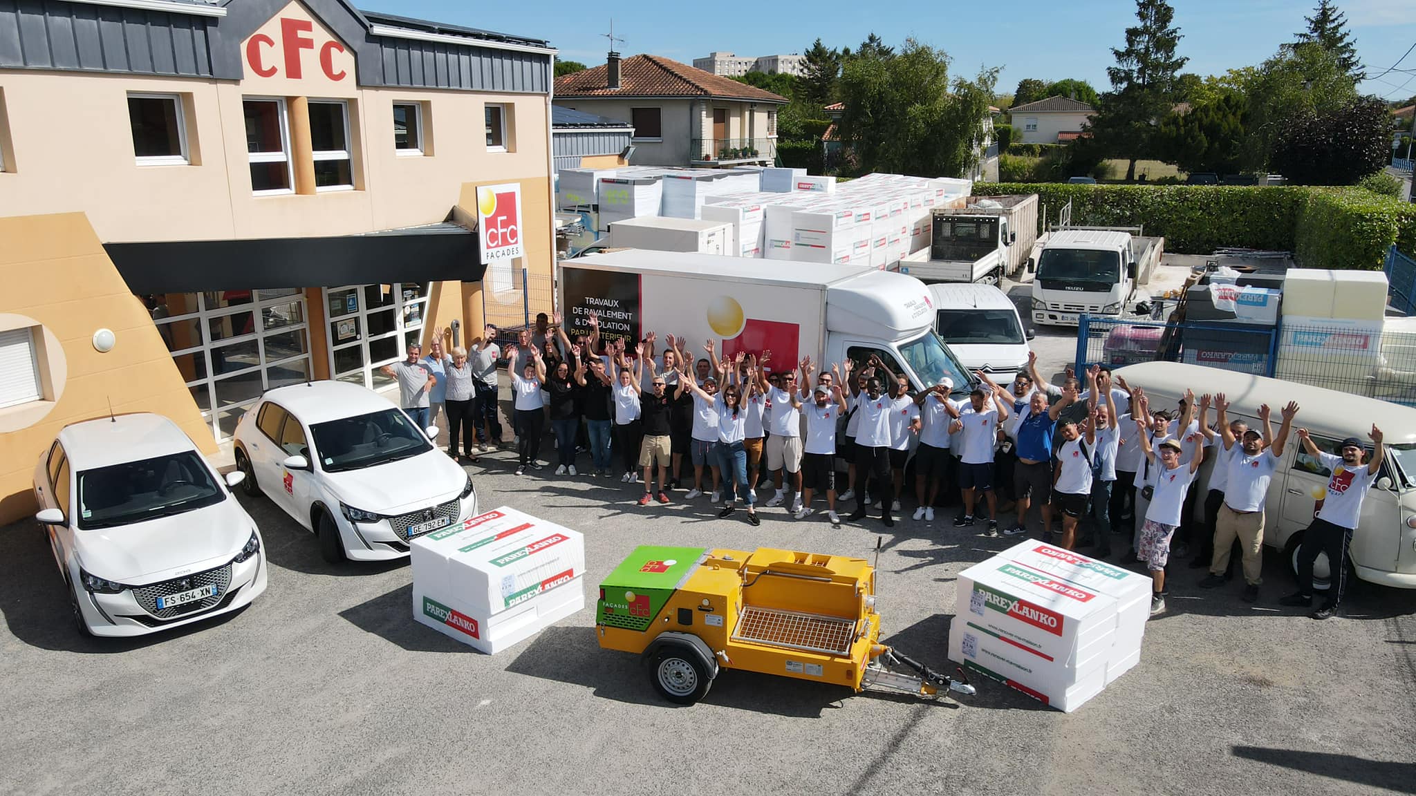 Équipe CFC Façades devant leurs bureaux et véhicules.