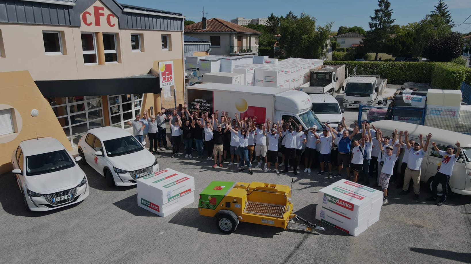 Équipe CFC devant bureau avec véhicules et matériel.