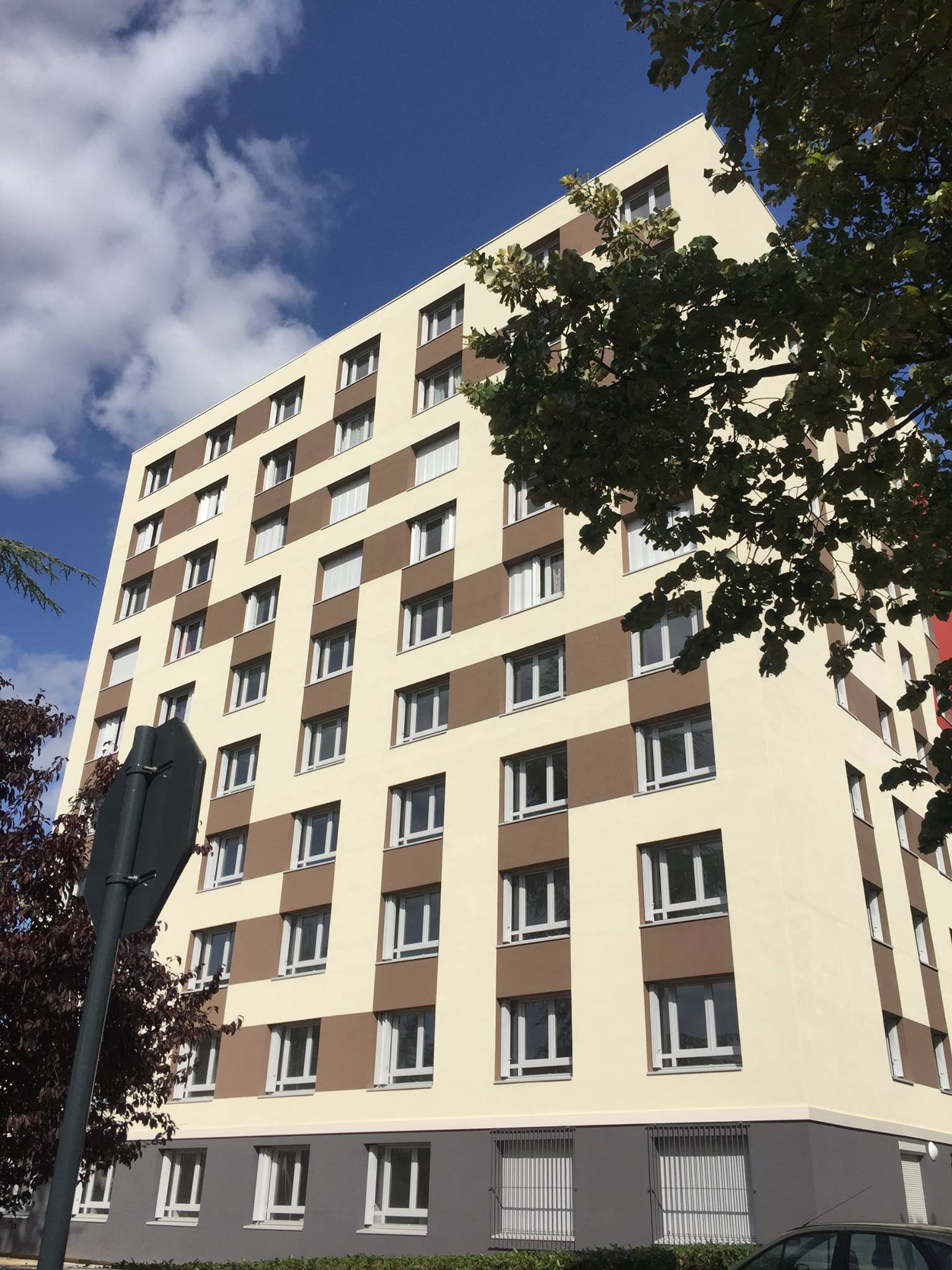 Immeuble résidentiel moderne sous ciel bleu